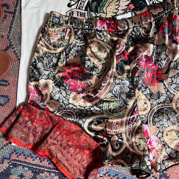 M/L Silky Reworked Shorts - Picture 2 of 2